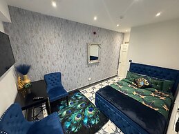 Central Location - Apartment - Sleeps 2 - Parking