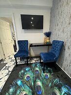 Central Location - Apartment - Sleeps 2 - Parking