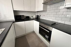 2 Bedroom Apartment-sleeps 6-parking-wifi
