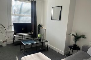 2bed Sleeps 3 - Central, Near Train Station, Wifi