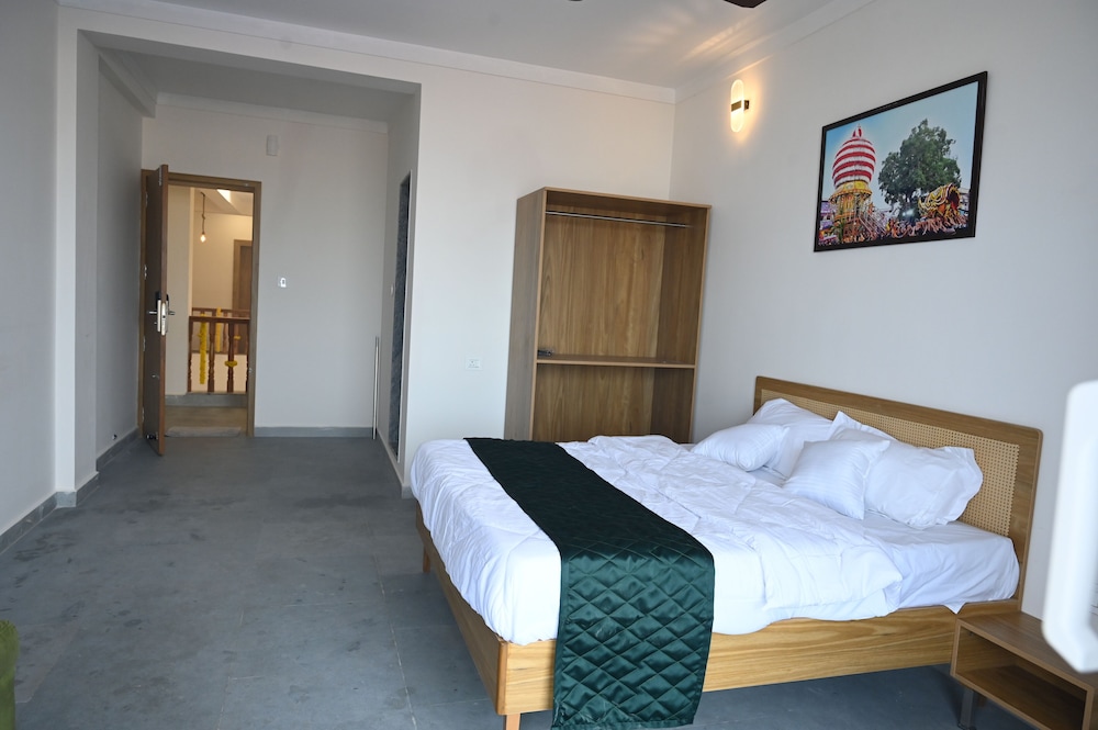 Neer By Monarch Stays.