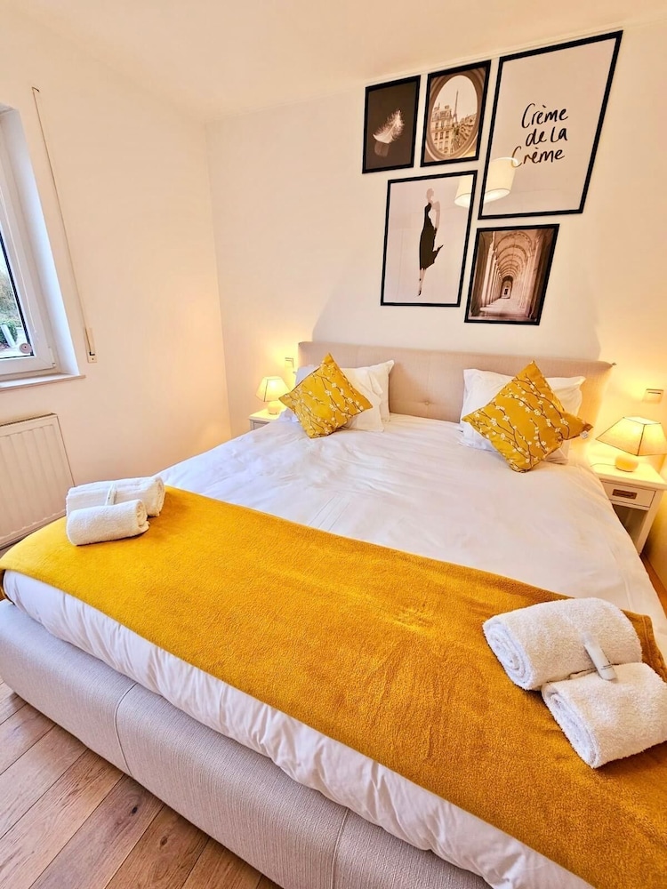 Bright 2 bedrooms flat w parking&balcont