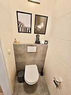 Bright 2 bedrooms flat w parking&balcont