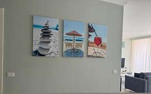 Sunny Coastal Getaway Green Coast