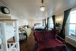 The Doghouse Inn
