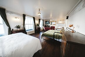 The Doghouse Inn