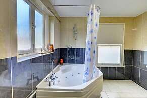 2 Bed Flat - Sleeps 5 - Pets - Parking - Wifi