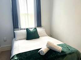 2 Bed Flat - Sleeps 5 - Pets - Parking - Wifi