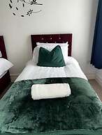 2 Bed Flat - Sleeps 5 - Pets - Parking - Wifi