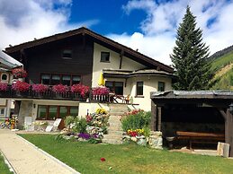 Chalet in Saas Fee Near Ski Slopes