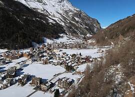 Chalet in Saas Fee Near Ski Slopes