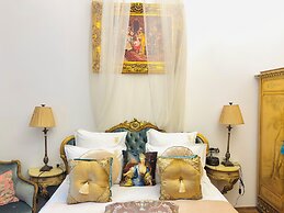 Conacul Coroanei Luxury Boutique