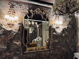 Conacul Coroanei Luxury Boutique