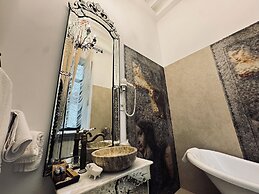 Conacul Coroanei Luxury Boutique