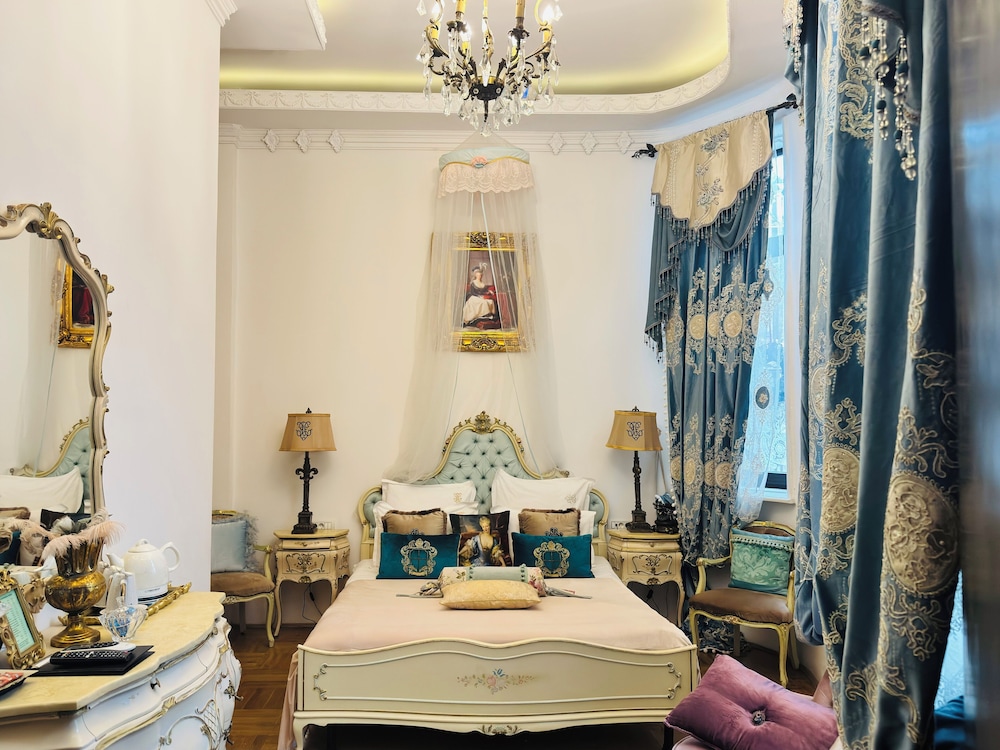 Conacul Coroanei Luxury Boutique
