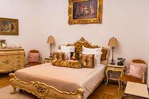 Conacul Coroanei Luxury Boutique