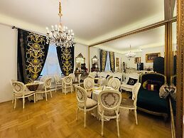 Conacul Coroanei Luxury Boutique
