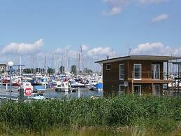 Hausboot in Kroeslin am Bodden