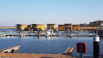 Hausboot in Kroeslin am Bodden