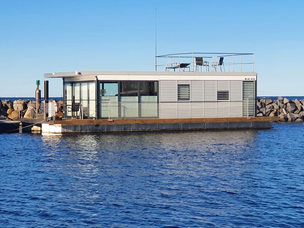 Hausboot in Laboe an der Kieler Foerde