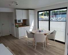 Hausboot in Laboe an der Kieler Foerde