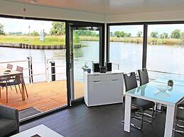 Hausboot in Ueckermuende