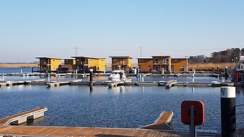 Hausboot in Kroeslin am Bodden