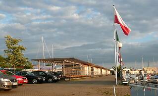 Hausboot in Kroeslin am Bodden