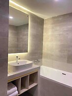 LYNN Hotel Tuban