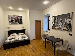 Studio - Sleeps 2 -smoking on Balcony - Pets -wifi