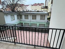Studio - Sleeps 2 -smoking on Balcony - Pets -wifi