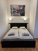 Studio - Sleeps 2 -smoking on Balcony - Pets -wifi