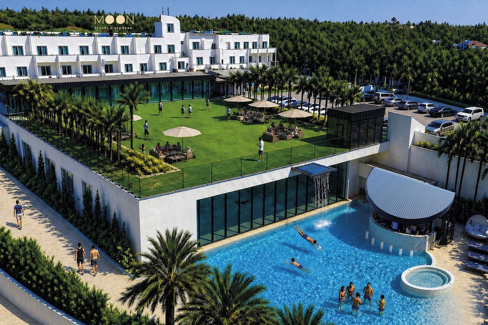 Moon Resort & Spa