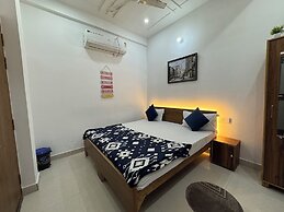 Shree Radha Vallabh Palace- 800 m from prem mandir