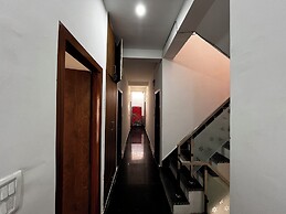 Shree Radha Vallabh Palace- 800 m from prem mandir