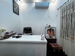 Shree Radha Vallabh Palace- 800 m from prem mandir