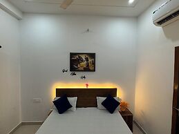Shree Radha Vallabh Palace- 800 m from prem mandir