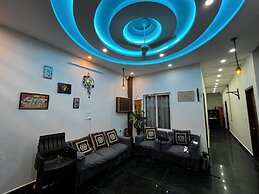 Shree Radha Vallabh Palace- 800 m from prem mandir