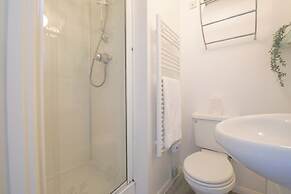 2 Bed Apartment Overlooking Water