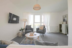 2 Bed Apartment Overlooking Water