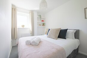 2 Bed Apartment Overlooking Water
