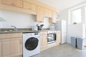 2 Bed Apartment Overlooking Water