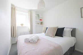 2 Bed Apartment Overlooking Water