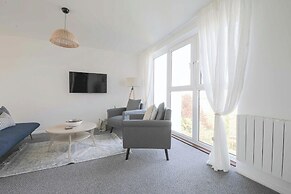 2 Bed Apartment Overlooking Water