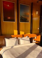 TUPTUP - Resto & Resort