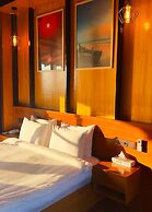 TUPTUP - Resto & Resort