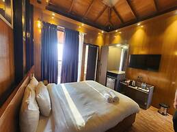 TUPTUP - Resto & Resort