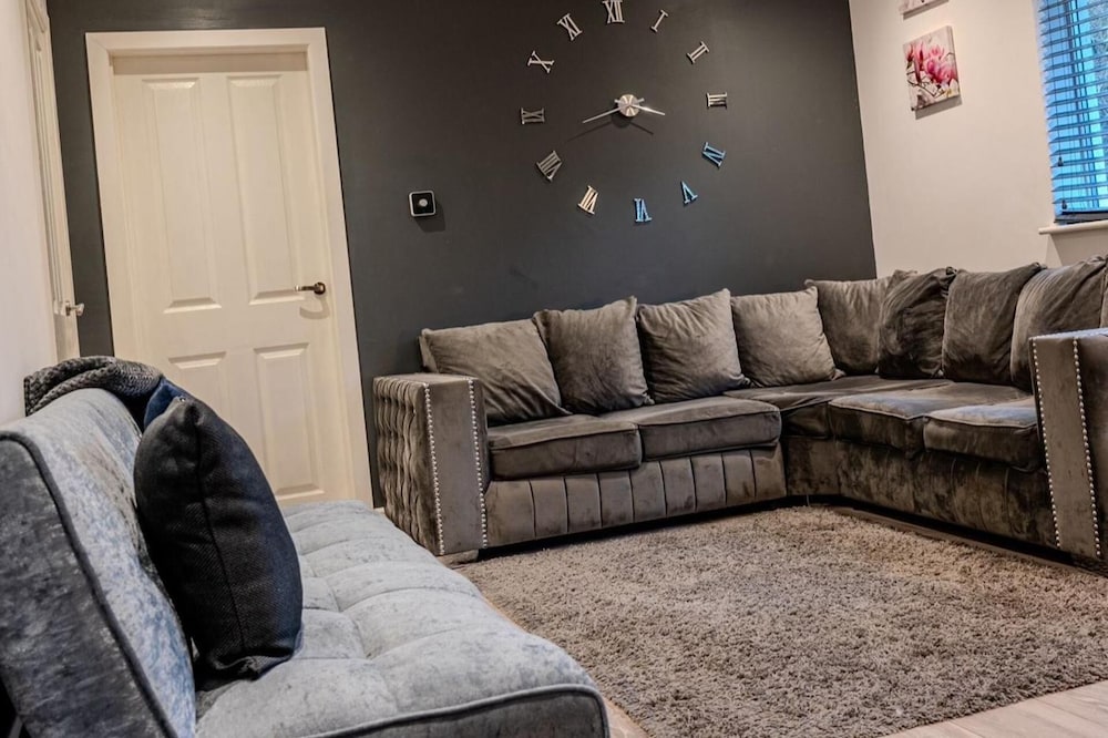 4br-sleeps8-privategarden-freeparking
