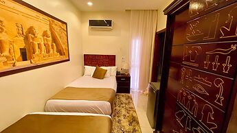 Nemes Pyramids View INN