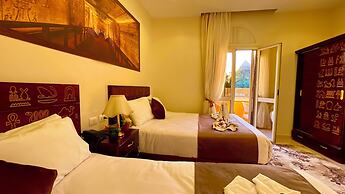 Nemes Pyramids View INN